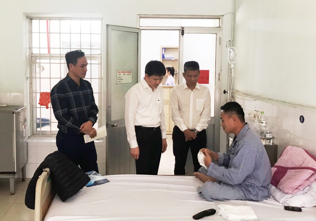 Công an huyện An Dương thăm hỏi, động viên Công an viên bị thương trong khi làm nhiệm vụ